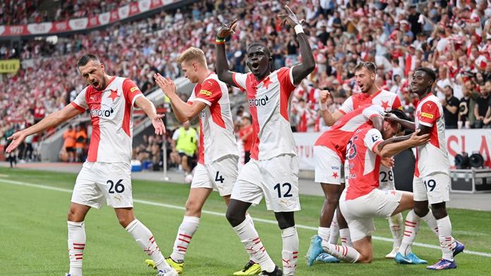 Jako srážka kamionu s autem, píší v Belgii. Slavii přirovnávají k tyranovi