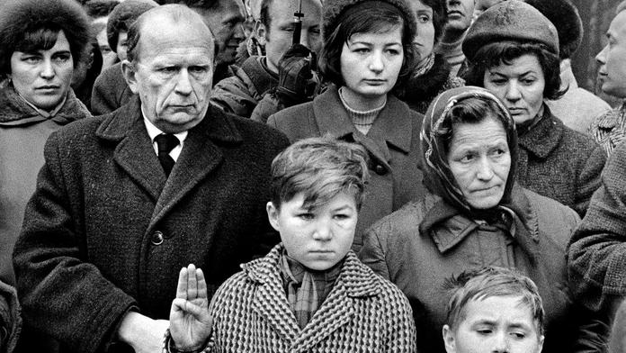 Hledá se skaut z pohřbu Palacha. Poznáte ho na slavné fotce?