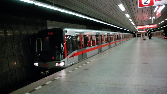 VELKÁ ANKETA dopravního podniku: Má být v metru poslední vagon pro nezadané?