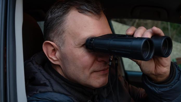 Muž s dalekohledem
