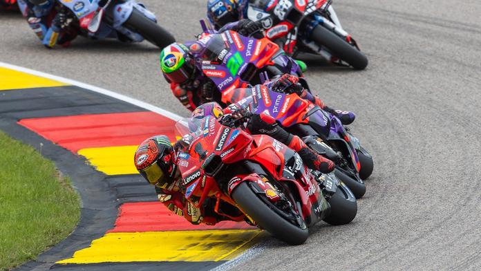 Bratři Márquezovi poprvé společně na bedně. V Německu vyhrál Bagnaia