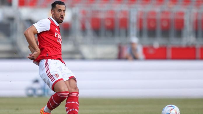 Fotbalista Arsenalu byl pobodán při nákupu. Jeden člověk po útoku zemřel