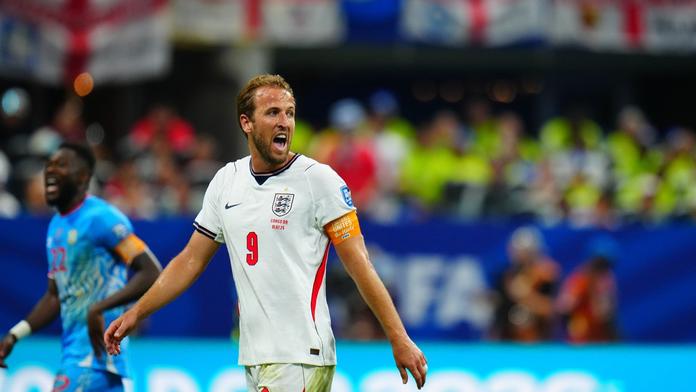 Úsměvný moment po postupu. Kane přišel o hlas, skřehotal jako žába