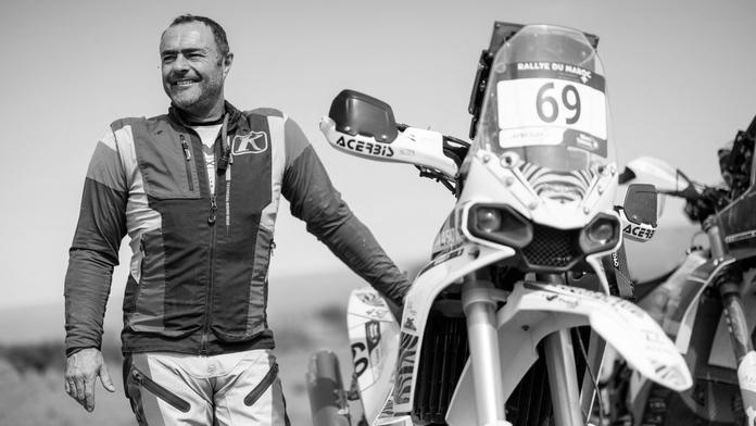 Tragédie na marocké rally. Po pádu zemřel zkušený motorkář