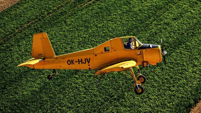 Z práškovacího letadla upadlo rozmetadlo. Při pádu poškodilo elektrické vedení