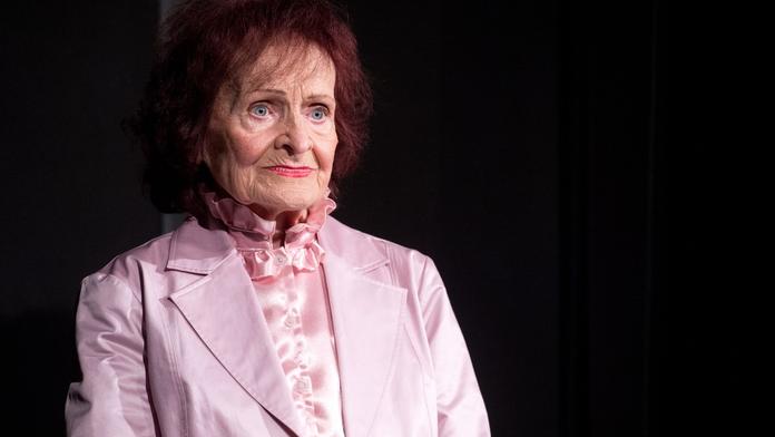 Zemřela Jiřina Fikejzová. Dvorní textařka Marie Rottrové i Karla Gotta