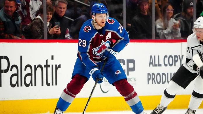 MacKinnon přispěl pěti body k historické výhře, Voráček a Chytil asistovali