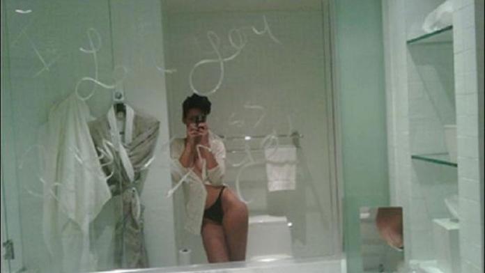 Rihanna se fotila nahá před zrcadlem. FOTKY