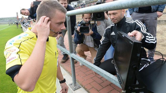 Videorozhodčí v Česku poprvé odvolal penaltu! A zrovna v derby