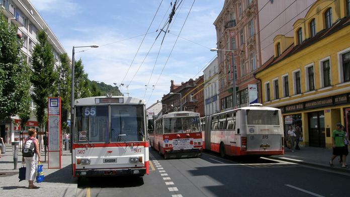 Trolejbus v Ostravě srazil chlapce, při nehodě se těžce zranila i cestující
