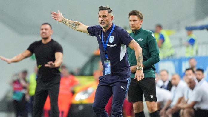 Bizár v Konferenční lize. Rozhodčí ukázal červenou kartu hlasateli