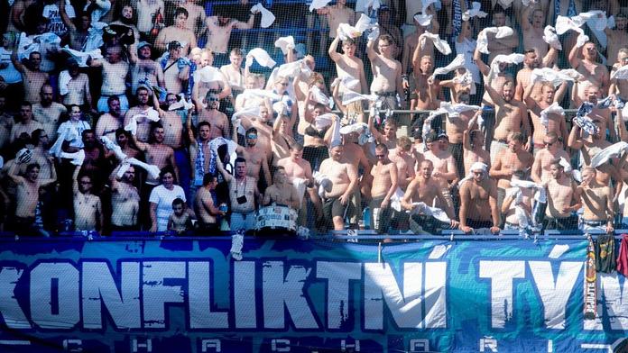 Fanoušci Baníku řádili na Letné, policie zatkla 28 osob