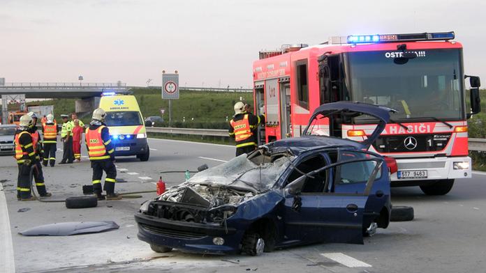 Na dálnici se převrátilo auto, dva lidé zranění. D1 už zase jede