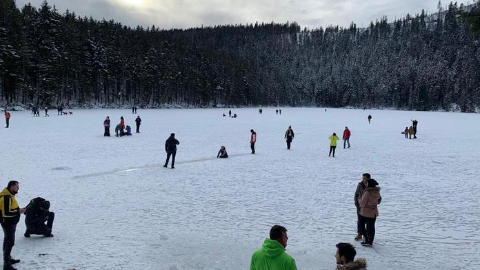 Z přírodní rezervace si lidé udělali kluziště. Na strážce se sprostě obořili