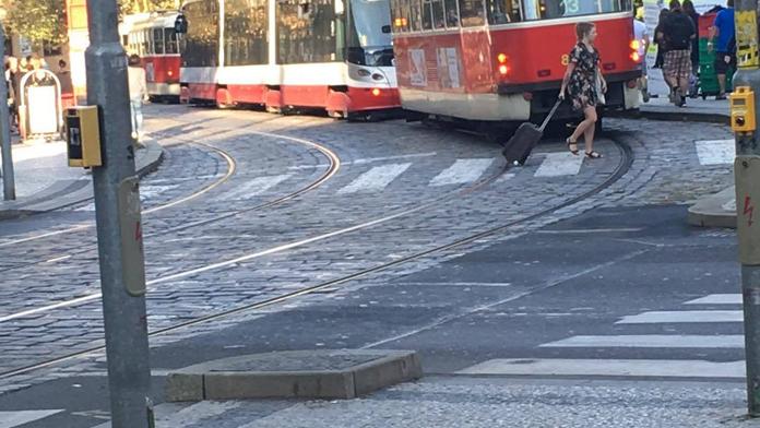 V Praze zkolabovala doprava. Auto v centru strhlo trolej