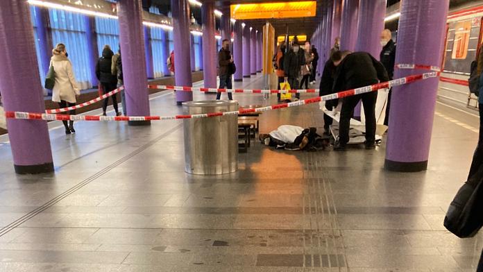 Cestující v Praze vyděsila mrtvola v metru. Ležela uprostřed nástupiště