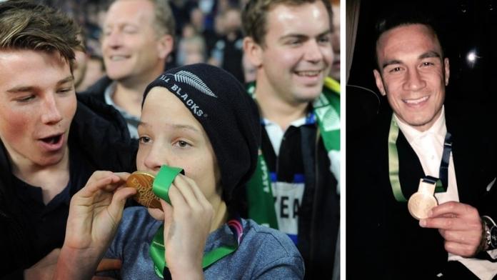 Ragbyová pohádka: Fandovi daroval zlato, tak mu dali náhradu