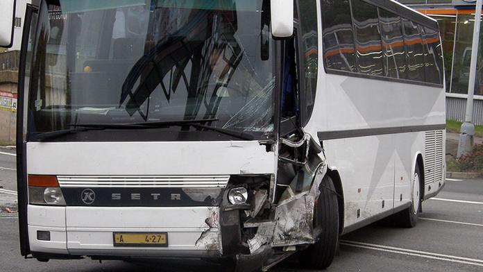 Řidič špatně odhadl zatáčku! Dvě děti pořezalo vypadané sklo