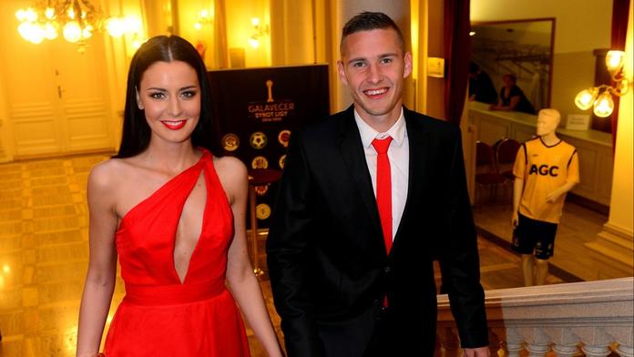 Fotbalista Kadeřábek vyvedl krásnou manželku. Snad nikde nebudu, smála se