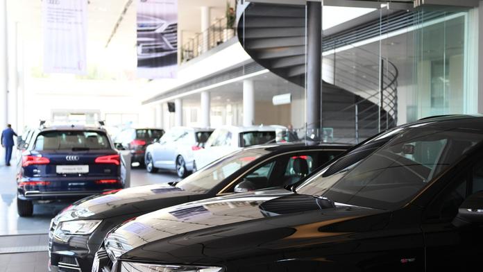 Rodiče vzali do prodejny tříleté dítě. Na luxusní auta kreslilo kamínkem