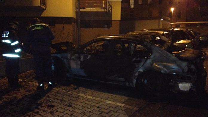 Žena si přeparkovala auto. Krátce na to ho zničil oheň