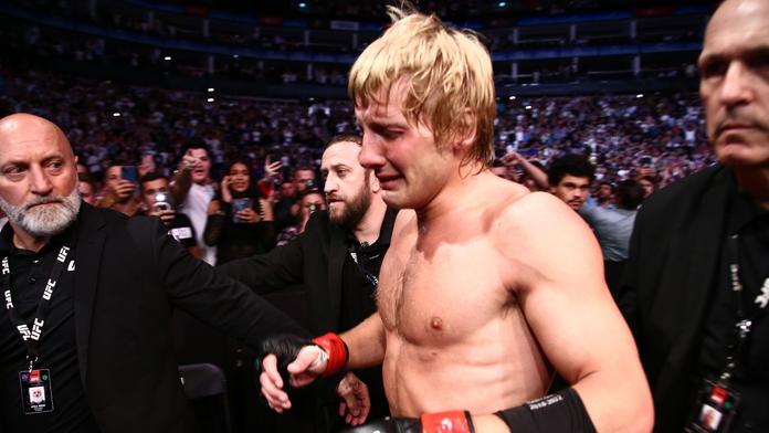 UFC zápasník poslal po výhře dojemný vzkaz. Věnoval ho zesnulým kamarádům