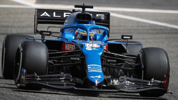 Titanový Alonso! Po nehodě má destičku v čelisti, v testech dojel druhý