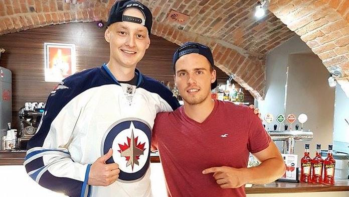 Hokejista Winnipegu Špaček: Podpořil nemocného hokejbalistu!