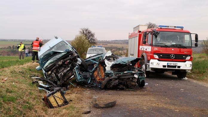 Srážku tří aut v Šestajovicích odnesli čtyři lidé zraněním