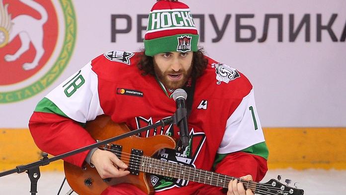 Rocková hvězda z KHL! Hokejista všem vyrazil dech a fanynky šílely
