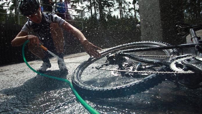 Lidé cestě z Karviné přezdívají SILNICE SMRTI! V noci na ní přišel o život cyklista