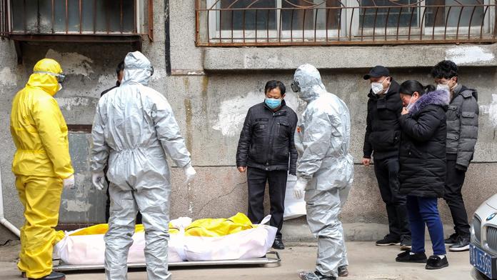 Muž si myslel, že má virus. Rodinu zamkl doma, poté spáchal sebevraždu