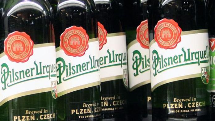Prazdroj zdražuje lahvové a plechovkové pivo! Chce, aby se Češi vrátili do hospod