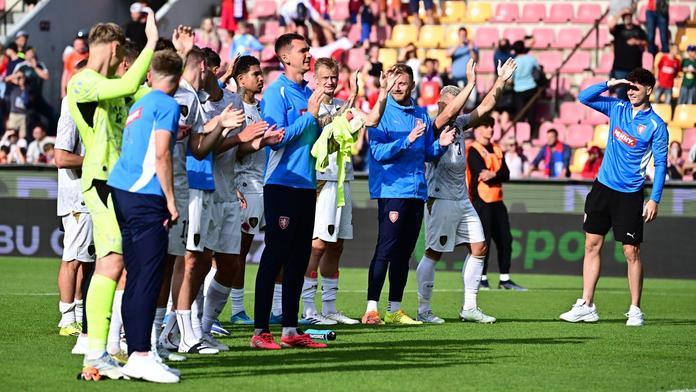 Čeští fotbalisté při děkovačce fanouškům