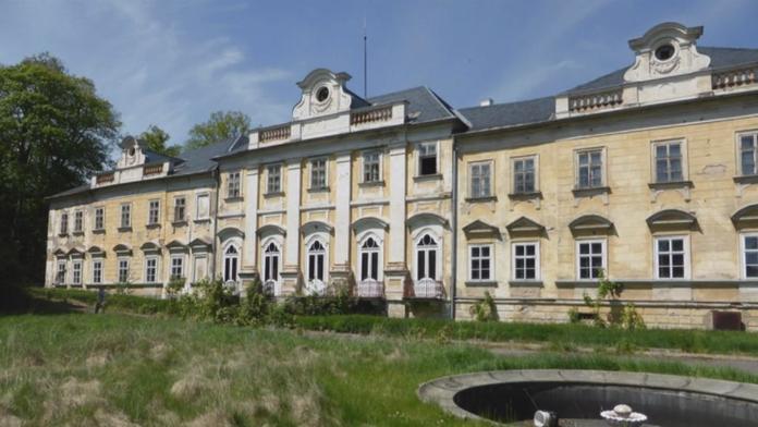 Loupež v zámku na Příbramsku: Zloději ukradli bustu Masaryka, plastiku Smetany, starý telefon a gramofon