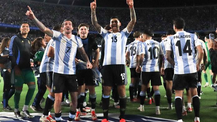 Argentina postoupila na MS, obhájce zesměšnil Brazílii. Vinícius provokoval