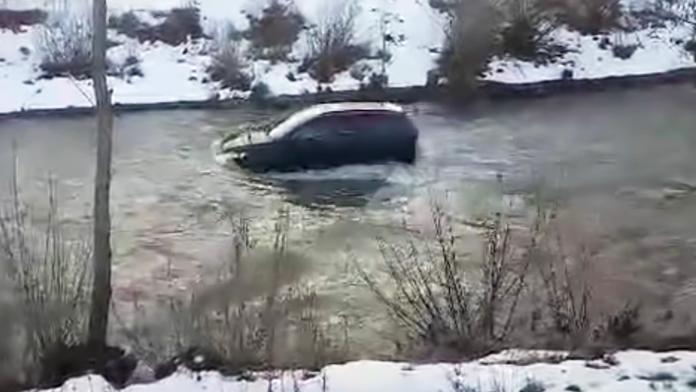 Slovák se v luxusním SUV projížděl řekou. Jde po něm policie