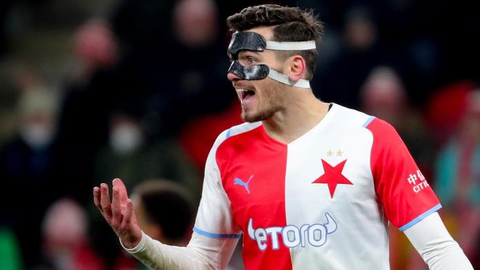 Podpis za pět minut dvanáct. Slavia si pojistila služby důležitého obránce