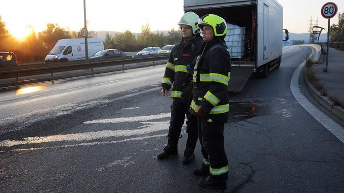 Hromadná nehoda brzdila příjezd do Prahy, autobusy měly zpoždění