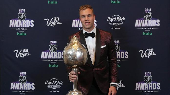 Nejužitečnějším hráčem NHL je Hall, trofej si převzal i McDavid!