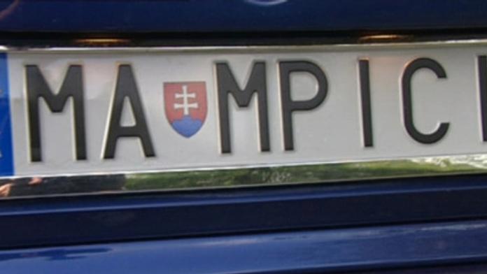 Slováky pobouřil vulgární nápis na SPZ! Jak to řidič vysvětlil?