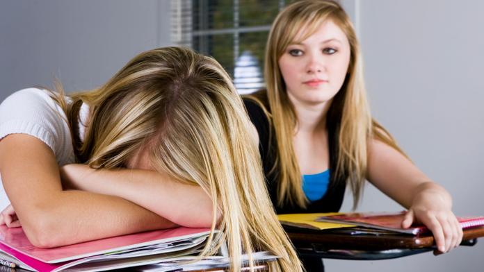 Zakázaná láska? Učitel z Brna měl opíjet studentky, pak je zneužívat