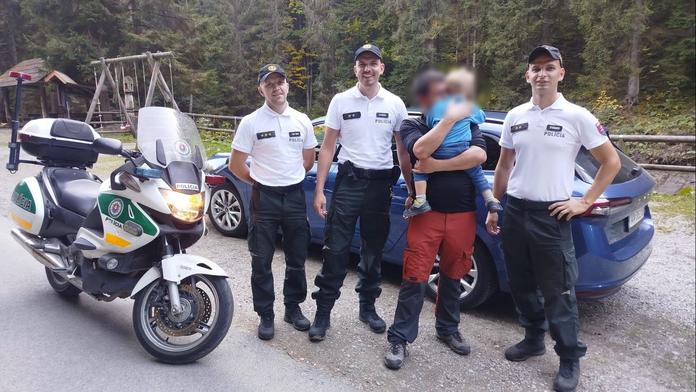 Policisté pomohli najít dítě, které se ztratilo v lese