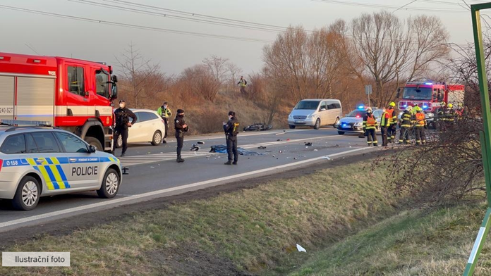 Po srážce s autem zemřel motorkář, mladá žena po resuscitaci bojuje o život