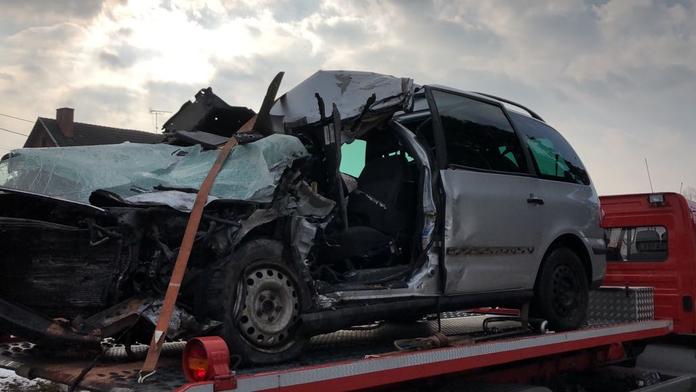 Auto se po nárazu vymrštilo na sloup, řidič (22) neměl šanci přežít