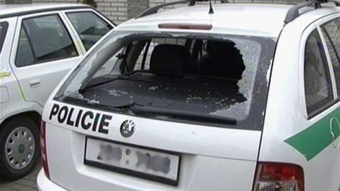Opilý řidič najížděl s náklaďákem na policisty