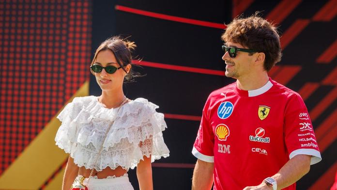 Charles Leclerc se svou partnerkou Alexandrou Saint Mleuxovou