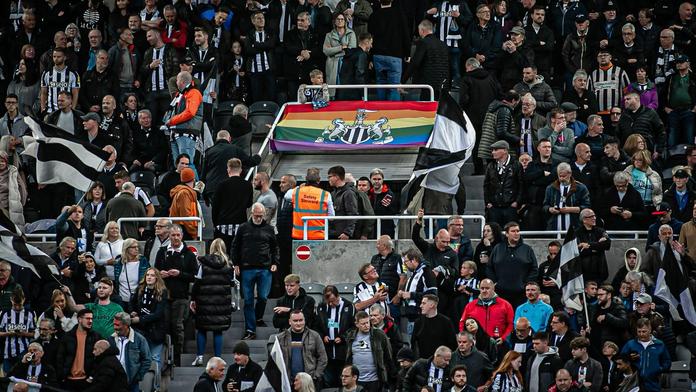 Fanouška Newcastlu v Miláně pobodali. Napadli ho zezadu noži