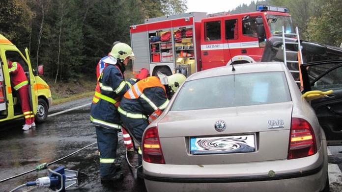 Po čelní srážce dvou aut zemřel řidič! Tři lidé jsou těžce zranění