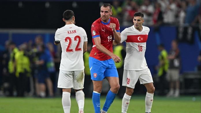 Pozadí červené karty pro Chorého: Turek ho nesportovně provokoval